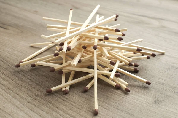 Una Pila Palos Madera Larga Partido Seguridad Sobre Fondo Madera — Foto de Stock