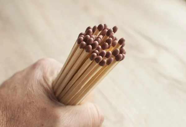 Mazzo Fiammiferi Legno Tenuti Primo Piano Polso Umano Sfondo Legno — Foto Stock