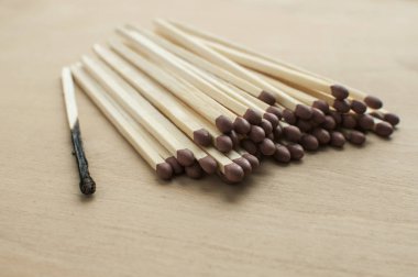 Ahşap arka plan üzerinde yanmış ve bütün kafa uzun ahşap Emanet matchsticks