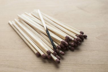 Ahşap arka plan üzerinde yanmış ve bütün kafa uzun ahşap Emanet matchsticks