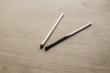 Ahşap arka plan üzerinde yanmış ve bütün kafa uzun ahşap Emanet matchsticks