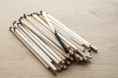 Ahşap arka plan üzerinde yanmış ve bütün kafa uzun ahşap Emanet matchsticks