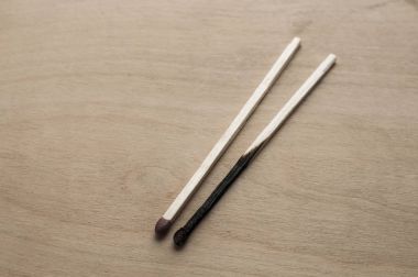 Ahşap arka plan üzerinde yanmış ve bütün kafa uzun ahşap Emanet matchsticks