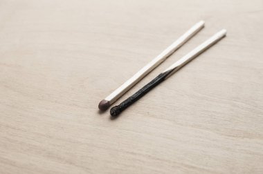 Ahşap arka plan üzerinde yanmış ve bütün kafa uzun ahşap Emanet matchsticks