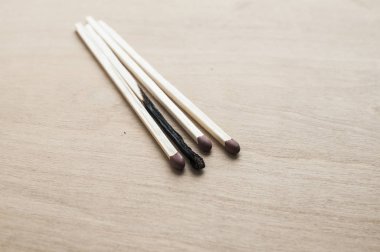 Ahşap arka plan üzerinde yanmış ve bütün kafa uzun ahşap Emanet matchsticks