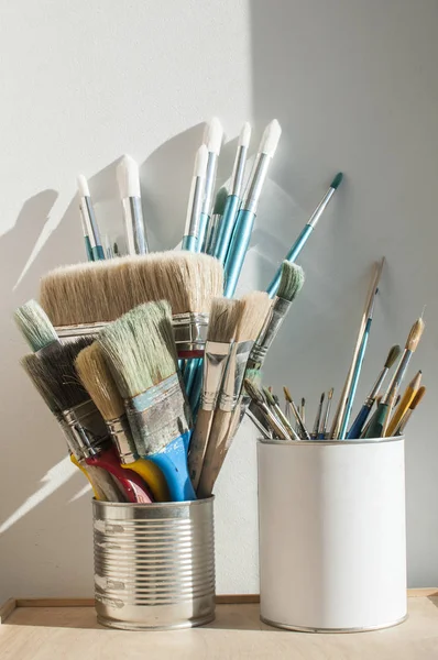 Bunch Different Types Paint Brushes Placed Cans White Wall Background — Stock Photo, Image