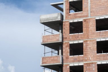 Konut sağlam bina konut yapım aşamasında kırmızı tuğla kabuk