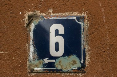 Emaye grunge kare metal plaka sayısı 6 numaralı closeup ile sokak adresi olarak yıpranmış