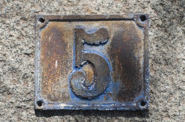Eski püskü dökme demir plaka, 5 numara yakın plan.