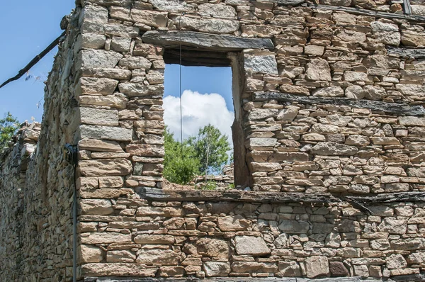 Stare Zniszczone Opuszczony Wiejski Dom Kamienny Zbliżenie — Zdjęcie stockowe
