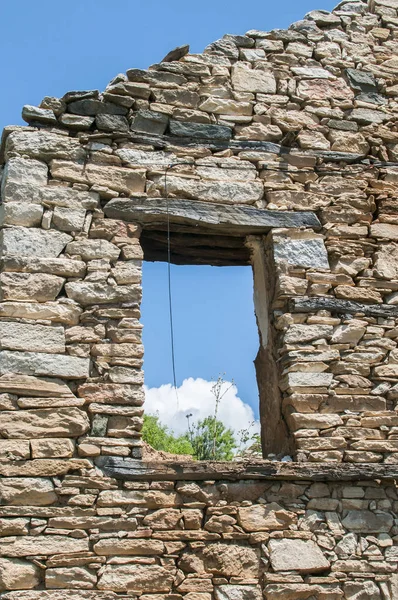 Stare Zniszczone Opuszczony Wiejski Dom Kamienny Zbliżenie — Zdjęcie stockowe
