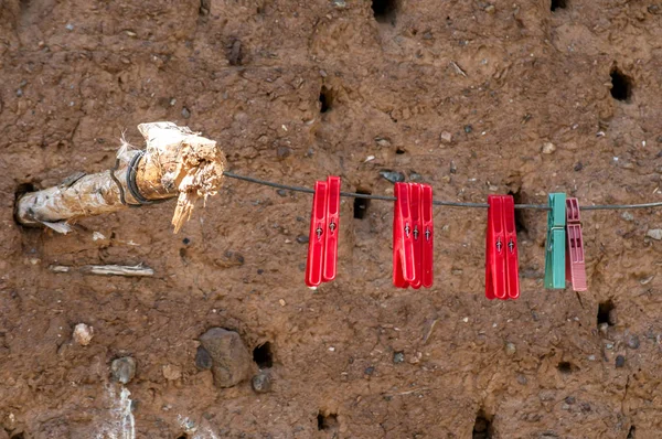 Plastic Clothes Pegs Clothesline String Adobe Clay Rural House Wall — Stock Photo, Image