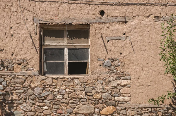 Vieille Fenêtre Brisée Altérée Sur Mur Maison Rurale Argile Adobe — Photo