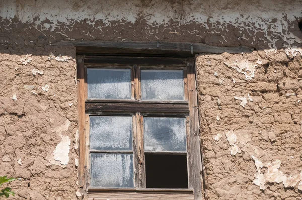 Staré Ošlehaná Rozbité Okno Zanedbaný Adobe Hliněný Venkovský Dům Zeď — Stock fotografie