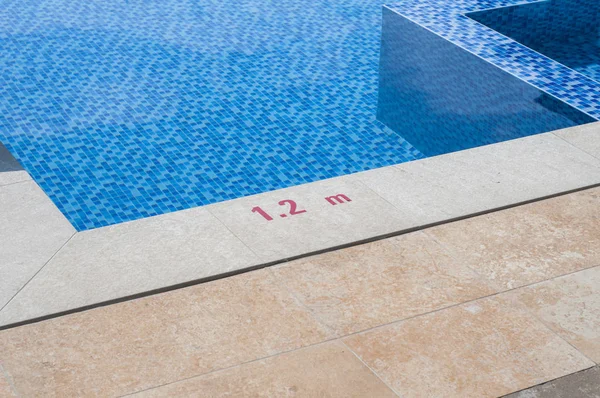 Açık Yüzme Havuzunun Ayrıntıları Kapağı Ile Dolu — Stok fotoğraf
