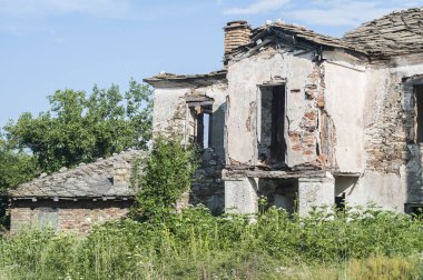 Eski, terk edilmiş, çürümüş, kır evi.