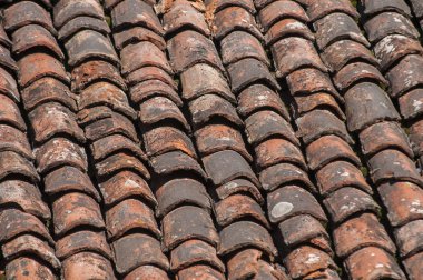 Eski tip kırmızı seramik çatı kiremitleri arka plan olarak kapanır