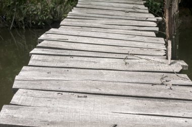 Küçük yıpranmış tahta köprüler nehir suları üzerinde, yakın plan.