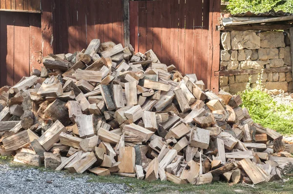 农村村屋前面的一堆砍柴 — 图库照片