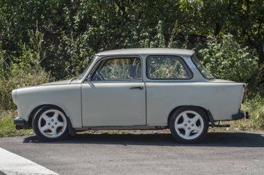 Vintage Trabant araba yan görüntüsü güneşli bir günde yakın plan