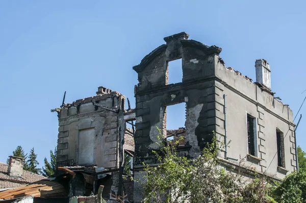 Starý Spálený Zničený Venkovský Dům Detailní Jasném Slunečném Dni — Stock fotografie
