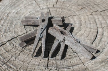 Yığınla yıpranmış ahşap çamaşır kıskacı yakın plan