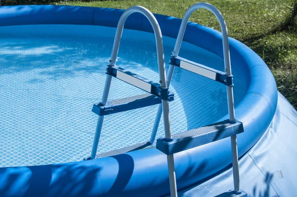 Blauw Rond Rubber Opblaasbaar Familie Zwembad Detail Met Ladder Closeup — Stockfoto