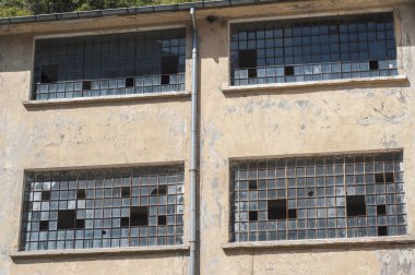 Kırık camlı eski endüstriyel bina cephesi