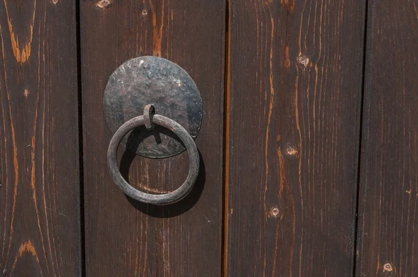 棕色木板门上的旧铁环 — 图库照片