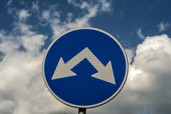 Blaues Verkehrsschild Mit Zwei Pfeilen Für Zwei Richtungen Nahaufnahme Auf — Stockfoto