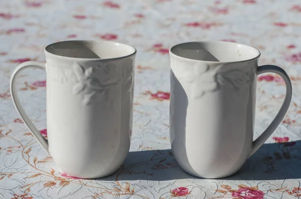 Tasses Lait Porcelaine Blanche Gros Plan Sur Table Couverte — Photo