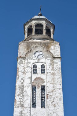 Ortodoks kilise kulesi açık mavi gökyüzü arkaplanına yakın