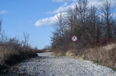 Güneşli bir sonbahar gününde yol işaretli köy yolu.