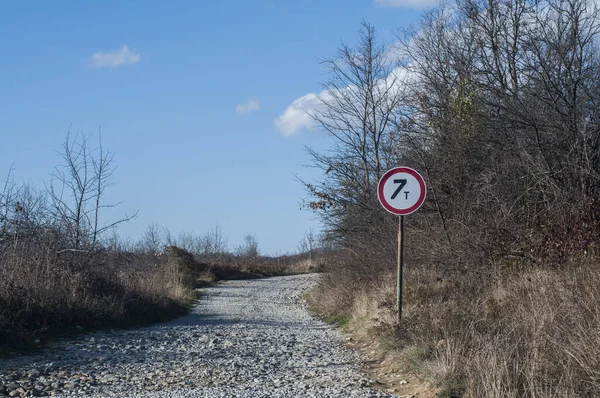 Landstraße Mit Straßenschildersperrung Sonnigem Herbsttag — Stockfoto