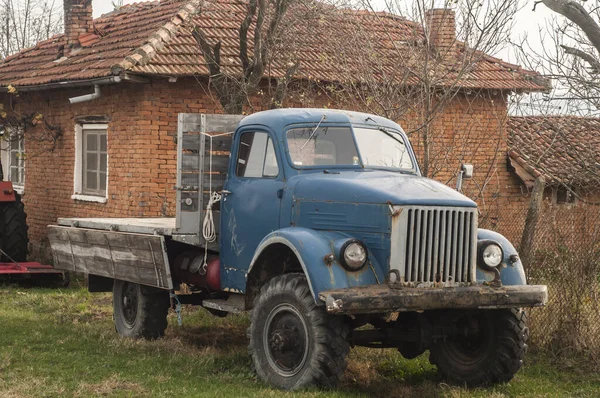 Vintage Ciężarówka Zbliżenie Wiejskiego Domu — Zdjęcie stockowe