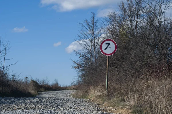 Landstraße Mit Straßenschildersperrung Sonnigem Herbsttag — Stockfoto