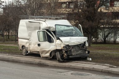 Araba kazası nakliye aracında ezilmiş.