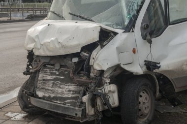 Araba kazası nakliye aracında ezilmiş.