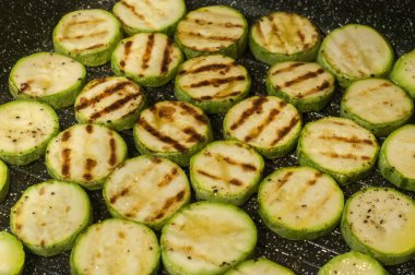 Izgara tavada ızgara kabak sebzesi. Yemek arkaplanı olarak yakın plan.