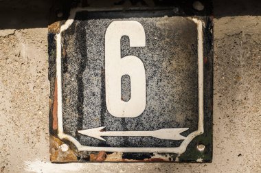 Emaye grunge kare metal plaka sayısı 6 numaralı closeup ile sokak adresi olarak yıpranmış