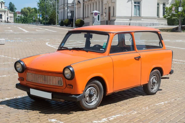 Πορτοκαλί Χρώμα Vintage Αποκατασταθεί Trabant Αυτοκίνητο Ασφαλτοστρωμένο Δρόμο — Φωτογραφία Αρχείου