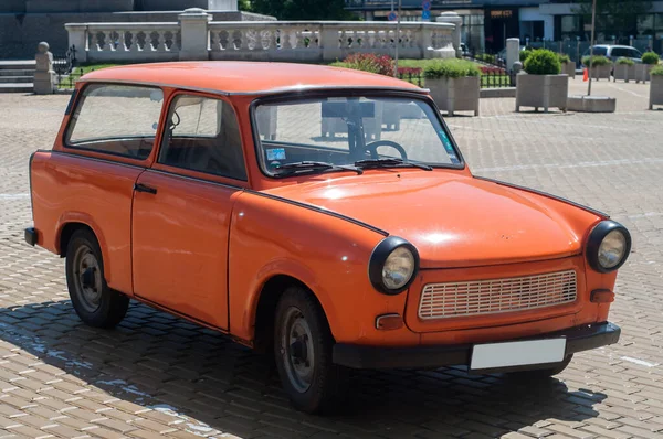 Orange Kolorowe Vintage Przywrócony Trabant Samochód Brukowanej Ulicy — Zdjęcie stockowe