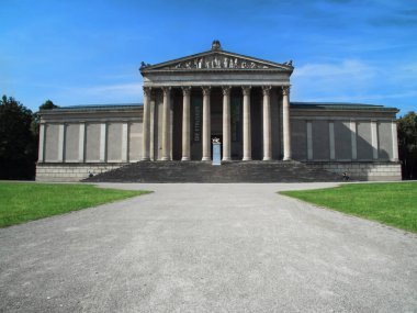 München, Almanya - 9 Temmuz 2015: Munich, Glyptothek. Müzenin yanındaki insanlar istirahat