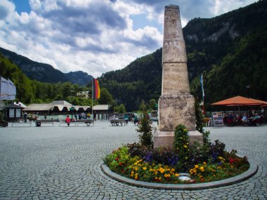 Tirol, Avusturya-Jule 8, 2015: Plansee Gölü yakınlarındaki meydanda bir anıt