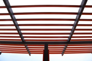 gölgelik gökyüzüne karşı ahşap seviyeleri