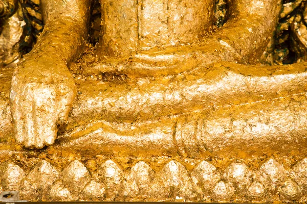 Рука Будди Містить Золотого Листа Тайському Храмі — стокове фото