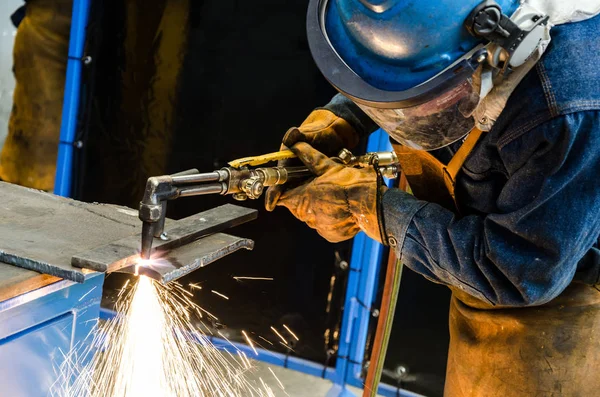 Hombre cortando hierro —  Fotos de Stock