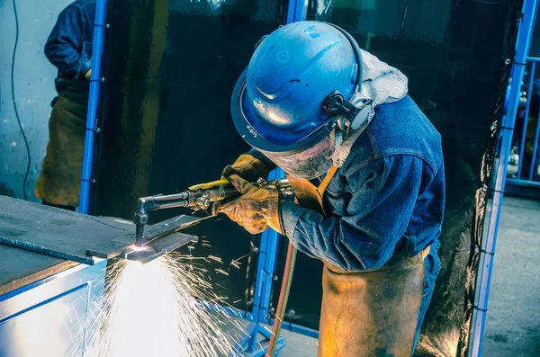 Hombre cortando hierro —  Fotos de Stock