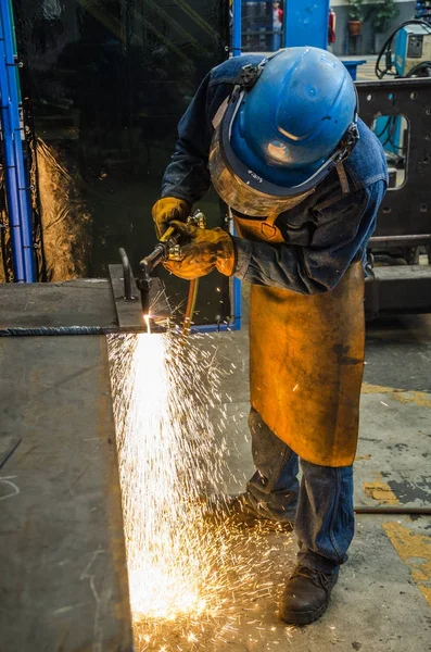 Hombre cortando hierro —  Fotos de Stock