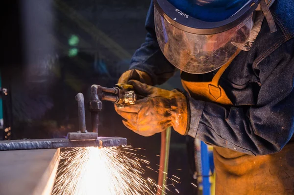 Hombre cortando hierro — Foto de Stock